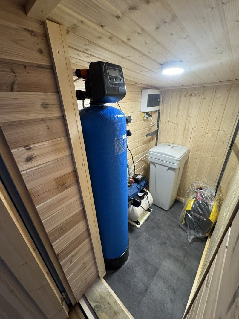 Koloninis vandens minkštinimo filtras nedidelėje techninėje patalpoje